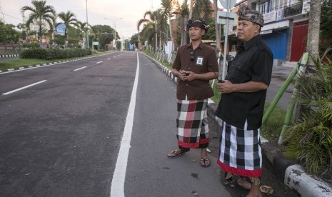 Dua petugas keamanan adat Bali atau Pecalang memantau pelaksanaan Hari Raya Nyepi Tahun Saka 1938 di Desa Adat Tuban, Badung, Bali, Rabu (9/3).