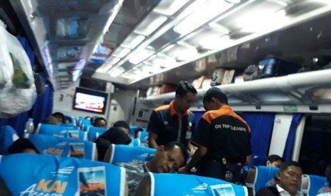 Dua petugas kebersihan sedang menjalankan tugasnya di KA Gumarang jurusan Stasiun Pasar Senen, Jakarta-Stasiun Pasar Turi, Surabaya.