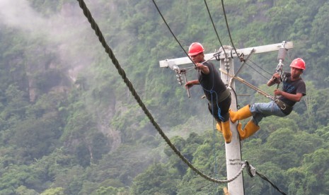 Dua petugas listrik desa (lisdes) sedang menarik jaringan kabel di Desa Kamiri, Kecamatan Balusu, Kabupaten Barru, Sulawesi Selatan, Senin (15/1). PLN Wilayah Sulawesi Selatan, Tenggara, dan Barat (Sulselrabar) menginvestasikan anggaran Rp 2,4 triliun untuk menerangi 500 desa di wilayah tersebut melalui program listrik desa (lisdes) 2018.