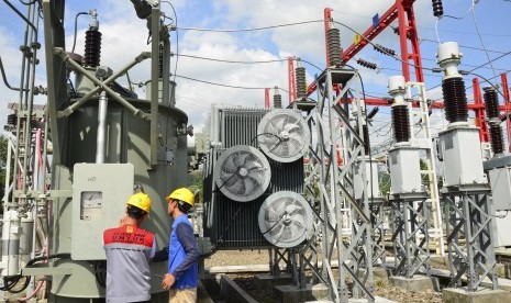 Dua petugas PLN Area Bima mengecek suhu trafo gardu induk Bima di Kelurahan Raba Dompu, Kota Bima, NTB beberapa waktu lalu.