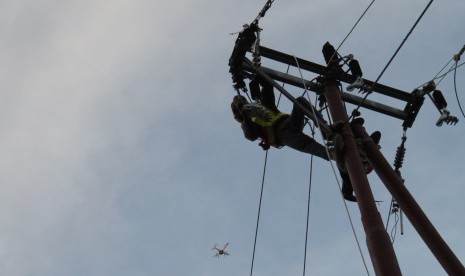 Dua petugas PLN sedang menyambung kabel listrik di sebuah desa di Nusa Tenggara Timur beberapa waktu lalu. PLN Wilayah NTT bertekad menerangi seluruh desa yang belum berlistrik pada tahun ini.