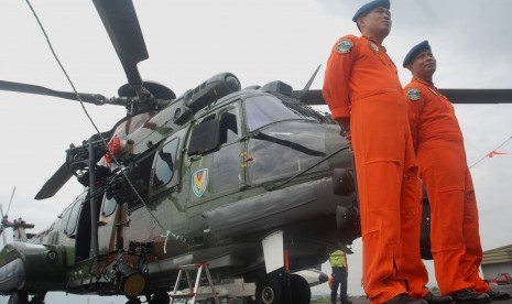 Dua pilot berdiri di depan helikopter jenis Full Combat SAR Mission EC725 (Ilustrasi)