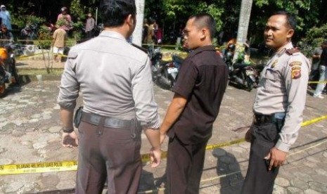  Dua Polisi berbincang dengan seorang satpam kampus IPB di lokasi penembakan dua satpam kampus di Depan Mesjid Al-Hurriyah Kampus IPB Dramaga, Bogor, Jumat (25/5).