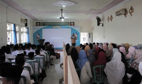 Dua ratus lebih santri dan santriwati belajar ilmunologi di Pondok Pesantren Bustanul Makmur, Kebonrejo, Genteng, Banyuwangi, Jatim, Jumat (19/10/2019).