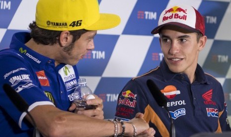 Dua rival di MotoGP pada 2015, Valentino Rossi (kiri) dan Marc Marquez.