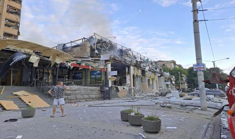 Dua rudal Rusia menghantam sebuah restoran di Kota Kramatorsk, Ukraina timur pada Selasa (27/6/2023). Insiden ini menewaskan sedikitnya empat orang.