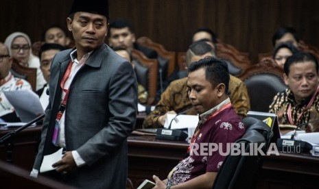 Dua saksi dari pihak terkait Anas Nashikin (kiri) dan Candra Irawan (kanan) mengikuti sidang Perselisihan Hasil Pemilihan Umum (PHPU) presiden dan wakil presiden di Gedung Mahkamah Konstitusi, Jakarta, Jumat (21/6/2019).