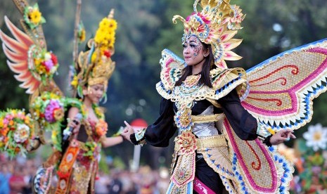 Dua seniman membawakan busana kupu-kupu dalam parade Festival Denpasar (ilustrasi)