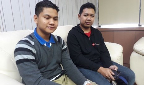 Dua siswa dari Tim Robotik Madrasah TechnoNatura Depok Ahmad Hisyam Wahono (kiri) dan Raditya Atalla Rafi (17). Mereka kan memamerkan karya robot mereka dalam festival sains di AS.