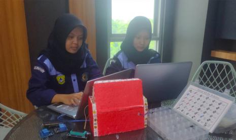 Dua siswi yang magang di Mandiri Digital Universe (MDU) atau NextOne dari SMKN 2 Depok bernama Meiza Zafira Angraini dan Marshella Wulandari berhasil menciptakan alat pendeteksi dini adanya api. 