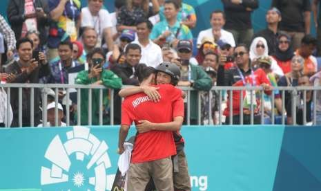 Dua skateboarder Indonesia Jason Dennis Lijnzaat dan Pevi Permana Putra (depan) berpelukan saat final taman putra Asian Games 2018 di arena roller sport Jakabaring, Palembang, Sumatera Selatan, Rabu (29/8). 