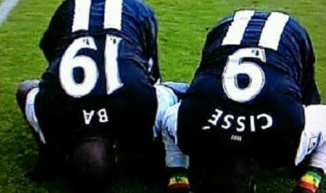 Dua striker Newcastle United, Papiss Cisse dan Demba Ba melakukan selebrasi sujud syukur usai mencetak gol.