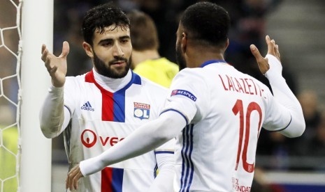 Dua striker Olympique Lyon, Nabil Fekir (kiri) dan Alexandre Lacazette.