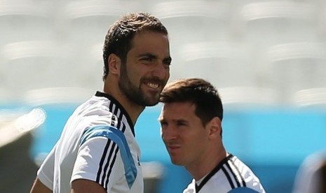 Gonzalo Higuain (kiri) dan Lionel Messi saat sama-sama membela timnas Argentina.