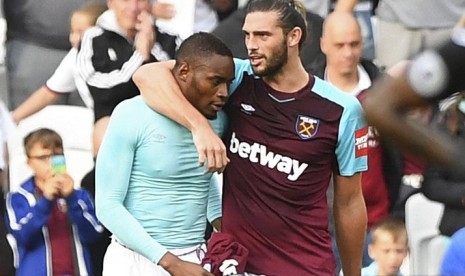 Dua striker West Ham, Diafra Sakho (kiri) dan Andy Carroll pada laga Liga Primer lawan Swansea City di Stadion London, Sabtu (30/9). Sakho mencetak satu-satunya gol pada laga ini.