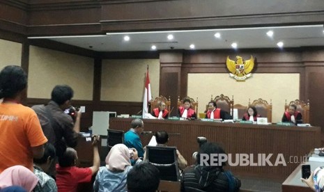 Dua terdakwa kasus dugaan tindak pidana korupsi KTP-elektronik,  mantan dirjen Kependudukan dan Pencatatan Sipil (Dukcapil) Kemendagri Irman dan mantan direktur Pengelolaan Informasi Administrasi Kependudukan (PIAK) Dukcapil Sugiharto menyampaikan nota pembelaannya (pledoi) pada Rabu (12/7) hari ini di Pengadilan Tindak Pidana Korupsi (Tipikor) Jakarta Pusat.