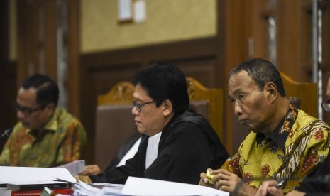 Dua terdakwa kasus korupsi KTP Elektronik Sugiharto (kanan) dan Irman (kiri) menjalani sidang lanjutan di Pengadilan Tipikor, Jakarta, Kamis (20/4). 