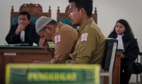 Dua terdakwa kasus penganiayaan Diksar Mapala UNISI UII Angga Septiawan (kiri) dan Wahyudi (kanan) saat menjalani sidang putusan atau vonis di Pengadilan Negeri Karanganyar, Jawa Tengah, Kamis (28/9). 