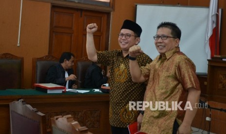 Dua terdakwa kasus penyebaran kebencian di media sosial Rizal Kobar (kanan) dan Jamran (kiri).