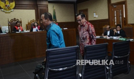  Dua terdakwa kasus tindak pidana korupsi pengadaan pekerjaan KTP elektronik (E-KTP) Sugiharto (kiri) dan Irman (kanan) menjalani sidang di Pengadilan Tipikor, Jakarta Pusat, Senin (27/3). 