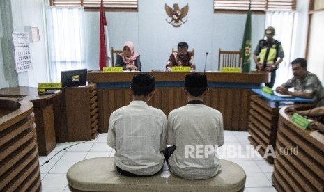 Dua terdakwa pengeroyokan Haringga Sirla yang berinisial AP (kiri) dan NSF (kanan) mengikuti sidang pembacaan putusan di Pengadilan Negeri Bandung, Jawa Barat, Selasa (6/11)