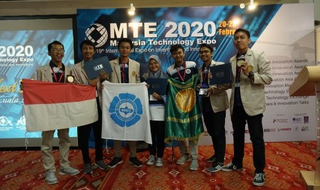 Dua Tim AMCC usai meraih dua medali emas di Asian Youth Innovation Award di Putra World Trade Center Malaysia. 