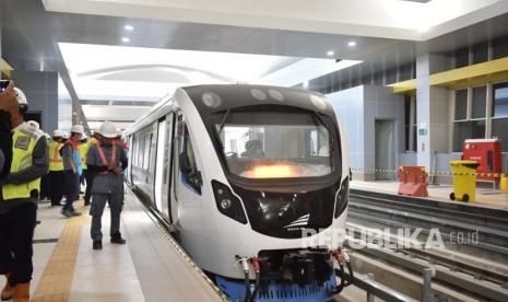 Trainsets of LRT Palembang. Govt to develop LRT projects in four cities.