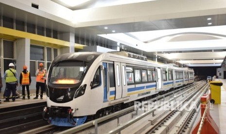 Dua trainset LRT Sumsel yang sukses melaksanakan uji coba dinamis pada Rabru (4/7) saat berada di stasiun bandar udara Sultan Mahmud Badaruddin (Bandara SMB) II bersama anggota tim yang melaksanakan uji coba dinamis dengan menempuh jarak 23,4 km dari Depo Jakabaring. 