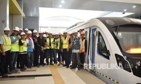 Dua trainset LRT Sumsel yang sukses melaksanakan uji coba dinamis pada Rabru (4/7) saat berada di stasiun bandar udara Sultan Mahmud Badaruddin (Bandara SMB) II bersama anggota tim yang melaksanakan uji coba dinamis dengan menempuh jarak 23,4 km dari Depo Jakabaring. 