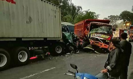 Dua truk berbadan lebar yang saling bertabrakan di jalan tol Pekanbaru-Dumai (Foto: ilustrasi)