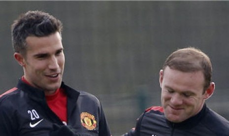 Dua ujung tombak Manchester United, Robin Van Persie (kiri) dan Wayne Rooney, bercanda dalam sesi latihan di Kompleks Carrington, Manchester, Selasa (12/2) jelang laga Liga Champions lawan Real Madrid. 