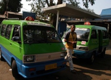 Dua unit angkutan kota (Angkot) menunggu penumpang di ujung Stasiun Pengisian Bahan Bakar Gas (SPBBG) yang terbengkalai di kawasan Baranangsiang, Kota Bogor, Jabar.