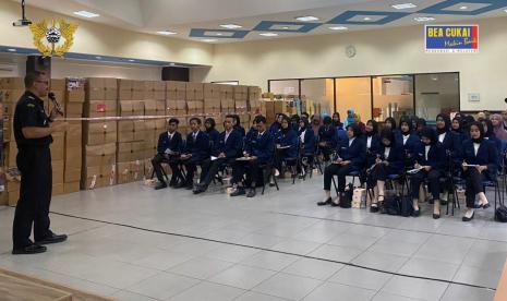 Dua unit vertikal Bea Cukai, yakni Bea Cukai Kediri dan Bea Cukai Bekasi gelar acara Campus Visit Customs (CVC). Acara ini jadi ajang para mahasiswa mengenal profil, tugas, dan fungsi Bea Cukai, serta mempelajari aturan kepabeanan dan cukai.