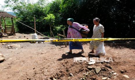 Dua warga berjalan menuju tempat pengungsian di lokasi bencana tanah bergerak (ilustrasi)