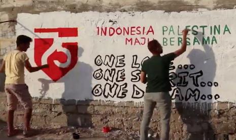 Dua warga di Gaza, Palestina menggambar mural dalam HUT RI ke-75.