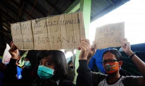 Dua warga eks-Gafatar berunjukrasa menolak dipulangkan saat kunjungan Menteri Sosial ke tempat penampungan di Detasemen Pembekalan dan Angkutan Kodam XII/Tanjung Pura di Pontianak, Kalimantan Barat, Jumat (22/1). 