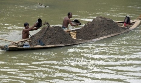 Banjir Bandang Bawa Berkah Bagi Penambang Pasir Lebak. Dua warga Kampung Cikepuh, Cimarga, Lebak mengeruk pasir di Sungai Ciujung.