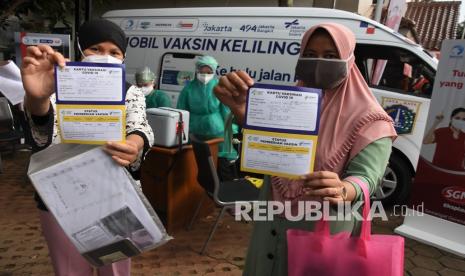 DKI Gandeng Swasta Percepat Vaksinasi Usia di Atas 12 Tahun. Dua warga menunjukkan kartu vaksinasi COVID-19 usai mengikuti vaksinasi dari mobil vaksin keliling yang singgah di Kantor Kelurahan Cipedak, Jakarta, Selasa (13/7/2021). Dengan adanya mobil vaksinasi keliling itu, diharapkan target pemerintah untuk memvaksinasi 7,5 juta warga DKI Jakarta pada akhir Agustus 2021 dapat tercapai sehingga kekebalan kelompok (herd immunity) di ibu kota dapat terbentuk. 