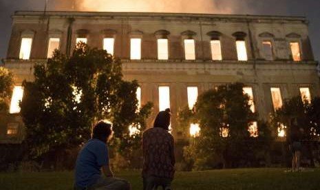 Dua warga menyaksikan kebakaran yang terjadi museum berusia 200 tahun di Rio De Janeiro, Brasil