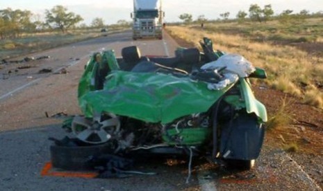  Dua warga tewas dalam kecelakaan di dekat Halls Creek pada tahun 2010, setelah seekor sapi masuk ke jalan raya.