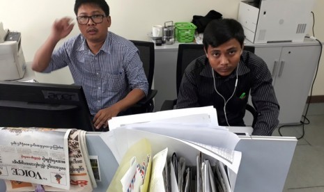 Dua wartawan Reuters yang ditahan di Myanmar Wa Lone (31 tahun) dan Kyaw Soe Oo (27) hadir di pengadilan pada Rabu (10/1).