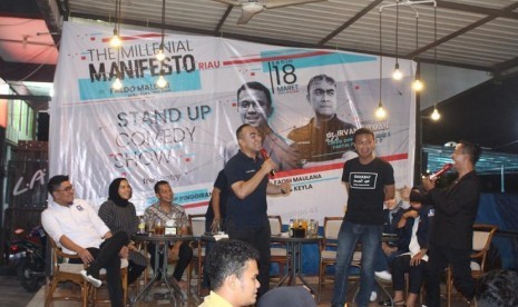 Dua Wasekjen PAN, dr Irvan Herman (kiri) dan Faldo Maldini (tengah) menggelar dialog bersama milenial di Kota Pekanbaru bertajuk Manifesto Milenial, Senin (18/3) malam. 