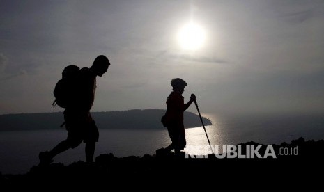 Dua wisatawan lokal menyusuri jalur pendakian Gunung Anak Krakatau (GAK),Taman Nasional Krakatau, Bandar Lampung (ilustrasi).