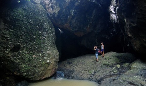 Dua wisatawan mengunjungi Gua Joglo di Bobung, Patuk, Kabupaten Gunung Kidul, DI Yogyakarta, Senin (7/11). Gua yang batu-batuannya diduga berasal dari Gunung Api Purba Nglanggeran tersebut memiliki kedalaman sekitar 30 meter dan memiliki potensi wisata geologi meski belum dikelola.