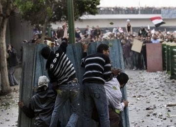 Dua kubu pro dan anti Mubarak bentrok di Tahrir Square