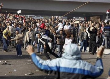 Dua kubu pro dan anti Mubarak saling serang di Tahrir Square