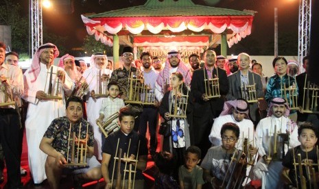 Dubes Agus Maftuh Abegabriel memainkan angklung bersama para diplomat asing dan warga Riyadh, Kamis (3/5).