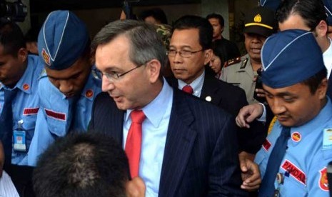 The US Ambassador to Indonesia, Scot Marcie, is escorted by security guards from the House of Representative as well as the embassy while leaving the parliament complex in Senayan, Jakarta, on Monday.