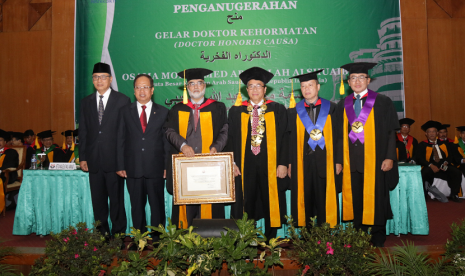 Dubes Arab Saudi, Osama Mohammed Abdullah Alshuaibi menerima gelar Doktor Honoris Causa dari UPI 