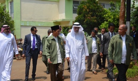 Dubes Arab Saudi untuk Indonesia, Mustafa bin Ibrhim Al Mubarak (dua dari kanan) didampingi Ketua Yayasan Pusat Studi Pengembangan Islam Amaliyah Indonesia Ustaz Dr Hj Mohammad Emnis Anwar Lc, MA dan Rektor Universitas Djuanda (Unida) Dr Martin Roestamy SH